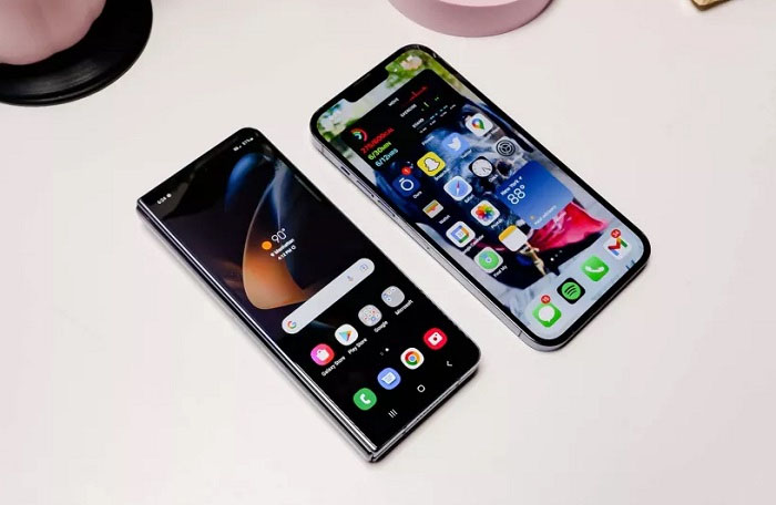 So sánh Galaxy Z Fold4 và Ip13 pro max